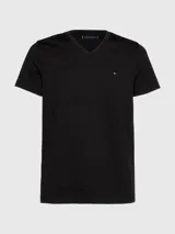 Remera de cuello en V Tommy Hilfiger, confeccionada en algodón, con manga corta y logo de la marca bordado en el pecho.