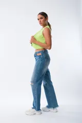 Chaleco verde lima con escote en V y cierre frontal con botones.