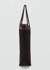 Bolso tipo shopper color marrón oscuro, confeccionado con tejido trenzado efecto rafia, con dos asas de mano y diseño rectangular.
