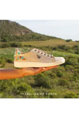 Championes de cuero color marfil, de diseño urbano con detalles pintados a mano en el talón y suela de goma blanca. Modelo de Carolina De Cunto.