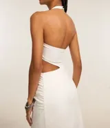 Vestido midi blanco de bengalina, con frente única, espalda descubierta, abertura lateral en la cintura y fruncidos.