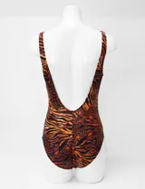 Malla enteriza estampada con diseño animal print, escote en V y breteles anchos. Cuenta con copa armada con corte bajo busto, sujetador interno, forro y cierre con broche metálico en la espalda.