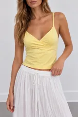 Top amarillo de tirantes finos, con escote en V cruzado y corte al cuerpo.