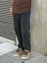 Pantalón de jean gris lavado, corte mom fit, tiro alto y pierna holgada.