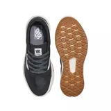 Championes Vans modelo UltraRange, color negro con detalles en blanco y gris. Presentan diseño de caña baja, con suela de goma color caramelo y entresuela blanca. Incluyen la icónica franja lateral de la marca y cordones grises.