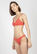 Bombacha de bikini color amarillo liso, de corte clásico.