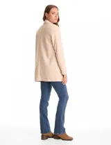 Blazer de corte largo confeccionado en tejido símil gamuza con textura aterciopelada. Presenta cuello con solapas, frente abierto sin botones y dos bolsillos de parche frontales.