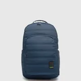 Mochila Bubba modelo Peyton, color rosado, con diseño acolchado de líneas horizontales. Cuenta con compartimento principal con cierre, bolsillo frontal con cierre, asa superior y etiqueta de marca en la parte inferior.