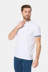 Remera blanca de manga corta con cuello mao y cierre frontal parcial con botones. Presenta detalles en color gris azulado en el cuello y en los bordes de las mangas.