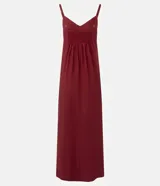 Vestido midi de corte evasé confeccionado en viscosa, con escote corazón y breteles finos. Presenta un diseño fluido con espalda elástica y aberturas laterales en el ruedo.