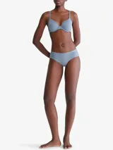 Bombacha hipster de microfibra color celeste, con cintura elástica y logo de Calvin Klein estampado en la cadera.