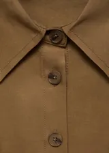 Vestido midi de diseño evasé en mezcla de lino y viscosa, color marrón. Presenta cuello camisero, cierre frontal con botones y cinturón ajustable con hebilla a juego.