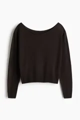 Buzo de punto fino color marrón oscuro, con escote bote amplio tipo off-the-shoulder, hombros caídos y mangas largas con puños y bajo acanalados.