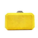 Clutch rectangular de ante color amarillo mostaza con cierre metálico plateado con incrustaciones de strass. Incluye asa de cadena plateada desmontable.