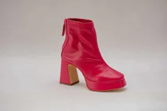 Botines negros de cuero con plataforma y tacón cuadrado.