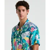 Camisa de manga corta con cuello cubano y estampado floral con motivos de frutas y hojas en tonos turquesa, amarillo, rosa y blanco.