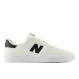 Championes New Balance Numeric 272, diseñados para skate, con parte superior de gamuza y materiales sintéticos en color blanco, detalle de logo N en negro y talón en negro. Suela de goma blanca con excelente agarre y flexibilidad.