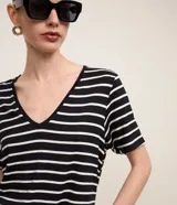 Remera de media malla con estampado a rayas horizontales, escote en V y mangas cortas.