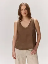 Top de lino marrón con escote en V y diseño sin mangas, de corte holgado.