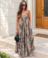 Vestido largo de rayón con estampado floral en tonos azules y rosados, de corte solera con escote en V y tirantes finos.
