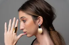 Anillo dorado grande de acero quirúrgico con acabado en oro de 18k.