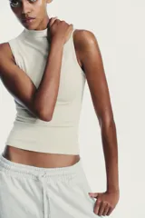 Top negro de manga sisa con cuello subido (mock neck).