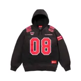 Hoodie Supreme de algodón color negro, con diseño inspirado en camisetas de fútbol americano. Presenta el número 08 en gran tamaño en el frente y en los hombros, junto con parches bordados que incluyen el logo de Champions League, la marca Supreme y detalles temáticos de equipo.