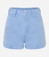 Short de sarga color blanco, de cintura alta, con bolsillos delanteros y traseros, trabillas para cinturón y bajo plegado. Cuenta con cierre frontal de botón y cremallera.