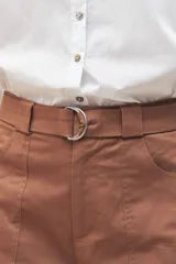 Short color marrón con cinturón, de corte recto y bolsillos delanteros y traseros.