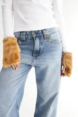 Mitones marrones peludos, ideales para trabajar en la oficina o para elevar tus looks de invierno.