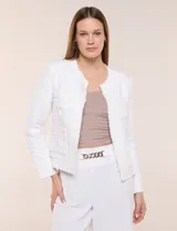 Chaqueta corta confeccionada en tejido bouclé texturizado de color blanco con sutiles lentejuelas. Presenta escote redondo, diseño abierto al frente, bolsillos frontales con solapa y mangas largas con puños de tela lisa.
