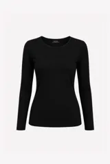Camiseta de manga larga básica, color negro, con cuello redondo y ajuste al cuerpo.