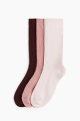 Pack de tres pares de medias de punto fino acanalado, con borde superior elástico. Incluye colores bordó, rosado y rosa claro.