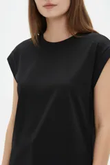 Remera de algodón color azul, de corte holgado, cuello redondo y mangas cortas con vuelta.