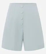 Short de sastrería negro, tiro alto, con cierre frontal de botones visibles.