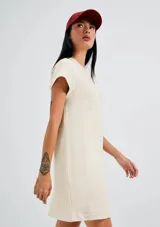 Vestido corto negro de manga corta, con corte recto, escote redondo y un bolsillo aplicado en el pecho.
