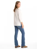 Blusa de modal marca Ruby Rd. con cuello a la base y mangas tres cuartos. Presenta un detalle frontal vertical de puntilla con tachas decorativas.