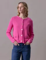 Cardigan tejido color blanco, marca Ninety. Escote a la base y abertura central con botones metálicos dorados. Delantera con bolsillos simulados con botón dorado.