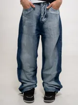 Jean de denim azul de corte regular fit y tiro alto, con efecto desgastado. Presenta estampados en color blanco: un diseño abstracto en el bolsillo trasero izquierdo, una cuadrícula en el bolsillo trasero derecho y un tigre en la parte inferior de la pierna derecha.