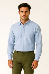 Camisa de lino de manga larga con cuello clásico, cierre frontal con botones y bolsillo en el pecho.