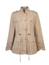 Chaqueta estilo militar de algodón orgánico color beige, con cuello alto, múltiples bolsillos con solapa y botones, cordón ajustable en la cintura y detalle de bordado inglés en los puños.