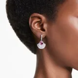 Aros colgantes con forma de caracola, adornados con cristales transparentes y un cristal central rosa. Los aros y la estructura son de rodio.