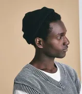 Gorro tipo beanie de punto acrílico, con diseño básico y dobladillo en la base. Cuenta con una pequeña etiqueta frontal de la marca Viko.