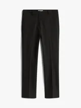 Pantalón slim de gabardina negro, con cierre de cremallera y botón, bolsillos laterales y traseros de ojal.