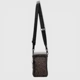 Bolso porta esenciales Bubba con estampado animal print, diseñado con un compartimento principal y un bolsillo frontal con cierre. Incluye una correa ajustable con el logo de la marca estampado.