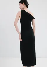 Vestido largo negro de corte entallado, con diseño asimétrico de un solo hombro, detalle fruncido lateral y tajo en la pierna.
