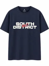 Remera azul marino de manga corta, cuello redondo y corte holgado. Presenta un estampado frontal con la leyenda "SOUTH DISTRICT 24/7" en tonos blancos y rojos.