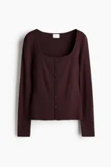 Remera de punto fino ajustada al cuerpo, con mangas largas, escote cuadrado pronunciado y tapeta frontal con botones decorativos.