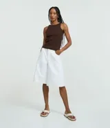 Musculosa básica femenina color marrón oscuro, confeccionada en malla rib de algodón con textura acanalada y cuello redondo.