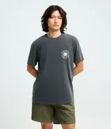 Remera de algodón con efecto desteñido, cuello redondo y manga corta. Presenta un estampado gráfico en la espalda con un sol estilizado y lettering decorativo.